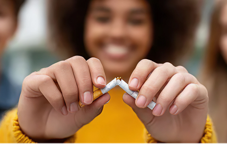 women gives advice to stop smoke